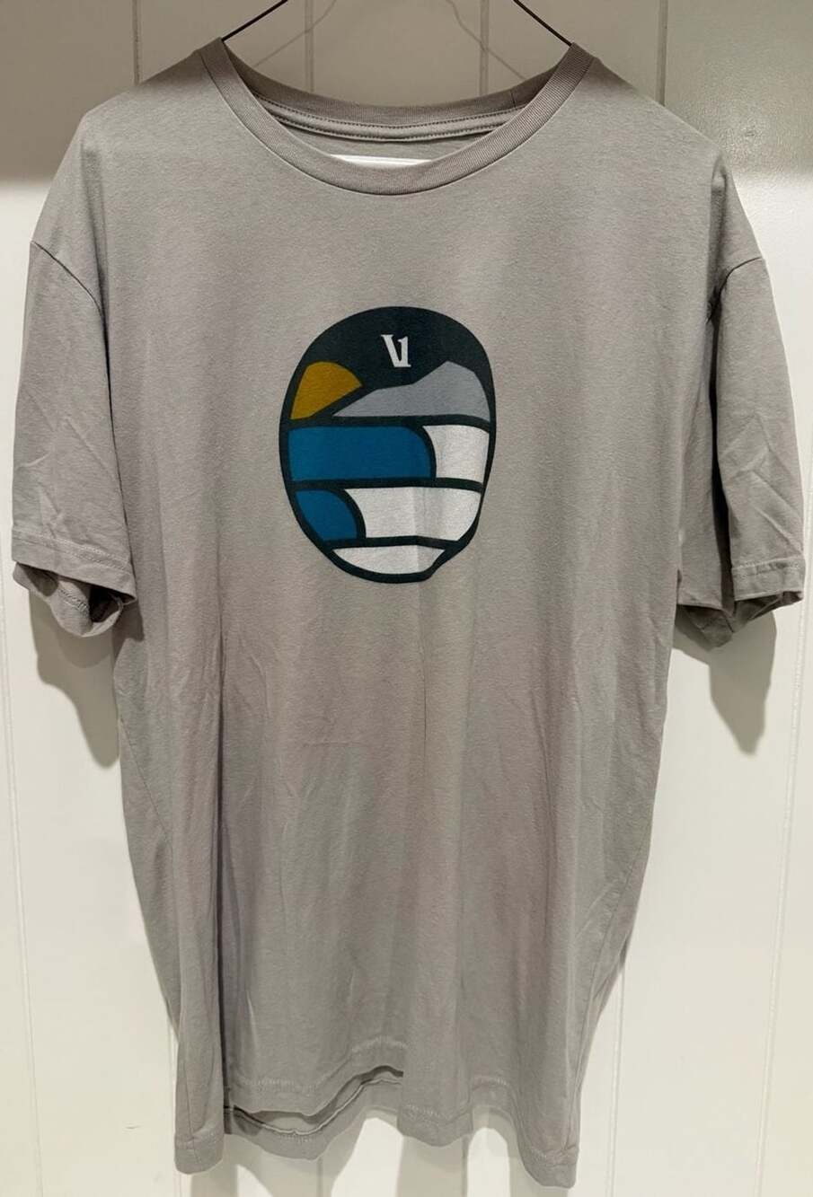Vuori Graphic T-Shirt Size Large Grey Mountain Landscape